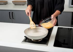 Σπάτουλα τρυπητή ξύλινη Terrestrial με χερούλι σιλικόνης 30.5cm