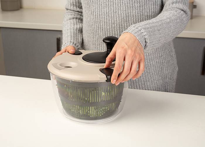 Στραγγιστήρι λαχανικών Misty με κλιπ ασφαλείας και περιστρεφόμενο δοχείο αποστράγγισης 24.5cm