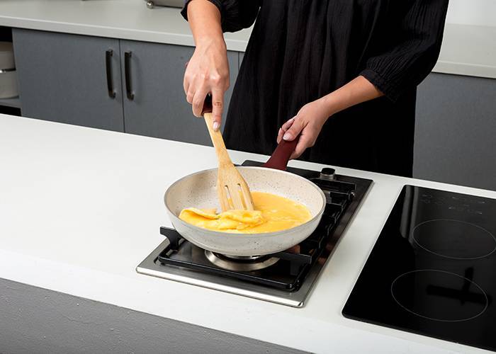 Σπάτουλα τρυπητή ξύλινη Terrestrial με χερούλι σιλικόνης 30.5cm