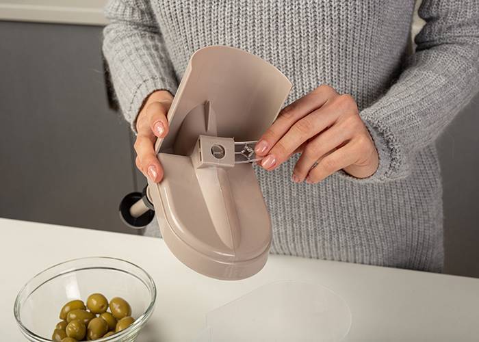 Συσκευή αφαίρεσης κουκουτσιών για κεράσια και ελιές Misty 19cm